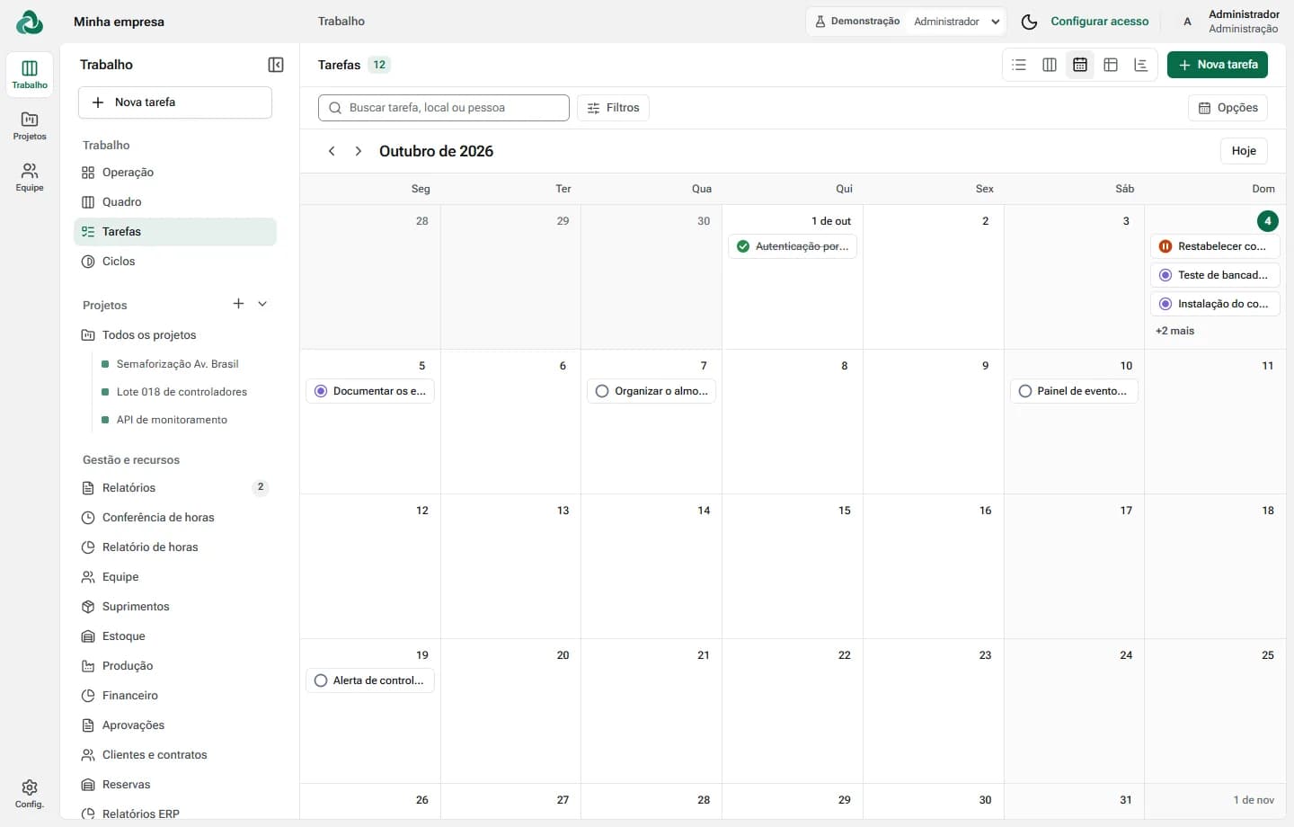 Tela real de calendário com tarefas e pessoas fictícias da demonstração